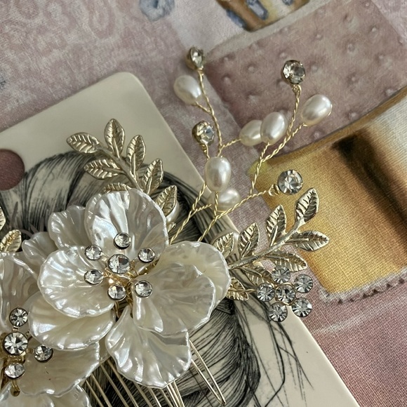 Elegant Gold and Cream Hair Comb - Picture 5 of 7